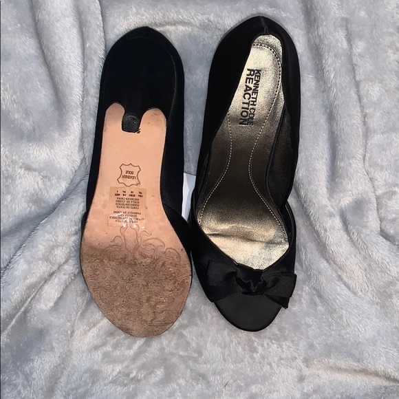 LIKE NEW KENNETH COLE HEELS - Picture 5 of 6
